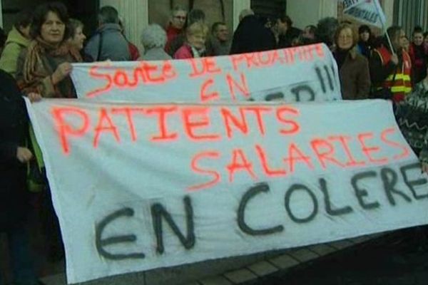 Un groupe d'une cinquantaine de salariés a manifesté devant le conseil général.