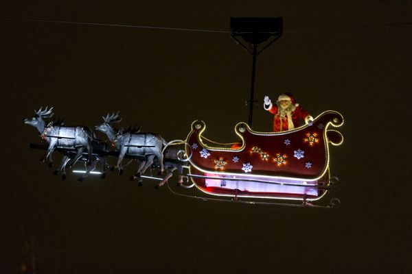 Rare image du père Noël sur son traineau.