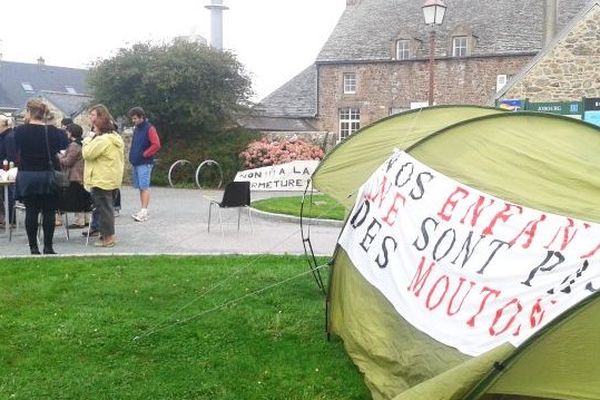 Les parents se sont installés devant l'école, à Jobourg, 3 septembre 2014