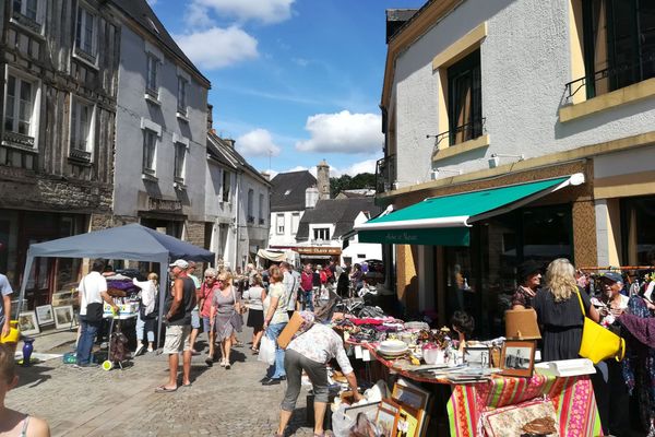 Une rue commerçante de Guéméné-sur-Scorff (Morbihan), un jour de braderie (2018)