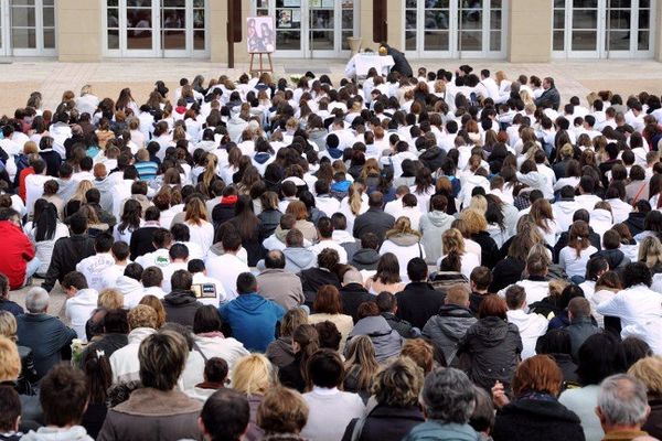 Des camarades de classe et des habitants se recueillent devant un portrait de Gala, la lycéenne de 18 ans retrouvée morte le 27 mars 2012 près d'Yssingeaux, lors d'une marche blanche, le 03 avril 2012 à Yssingeaux. Gala, dont le corps a été retrouvé près d'un cours d'eau au lieu-dit Les Eygats sur les indications d'un homme de 35 ans ayant avoué le meurtre, a été victime d'une "agression sexuelle".