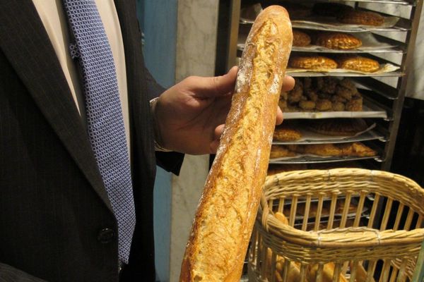 Une baguette de pain.