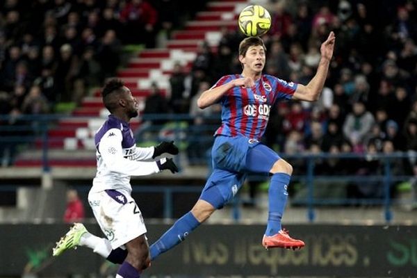 Le Toulousain Steeve Yago et l'attaquant caennais Emiliano Sala, au stade Michel d'Ornano de Caen. 