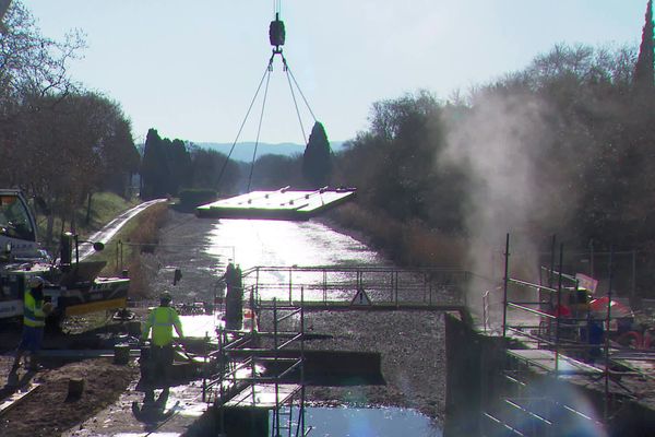 Ecluse de Lalande, près de Carcassonne - VNF change les portes de l'ouvrage pour une meilleure gestion de l'eau du Canal du Midi et en vue de l'automatisation des écluses - février 2024.