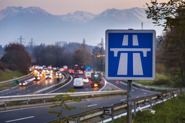 Des voitures circulant sur l'autoroute dans le secteur de Chambéry (Savoie) le 24 novembre 2020. (Illustration)