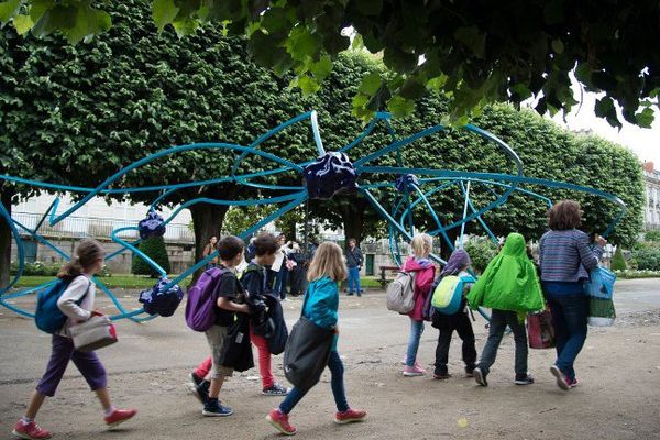 La création "Cours a travers" par l'artiste Pierre-Alexandre Remy, le 30 juin 2016 à Nantes.