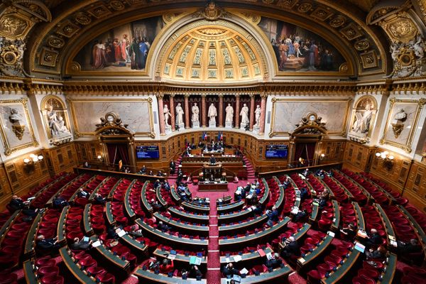 Le dimanche 24 septembre, les élections sénatoriales permettent de renouveler la moitié des sièges du Sénat, soit 170 sièges.