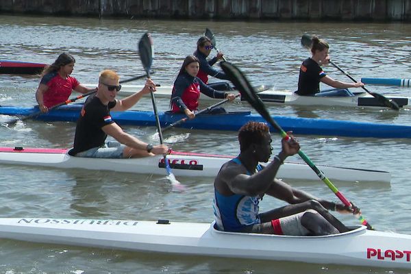 Les délégations étrangéres de kayakistes testent la base nautique de Saint-Laurent-Blangy.