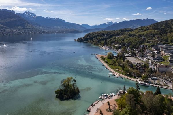 Vue sur Annecy et le lac, en avril 2023.