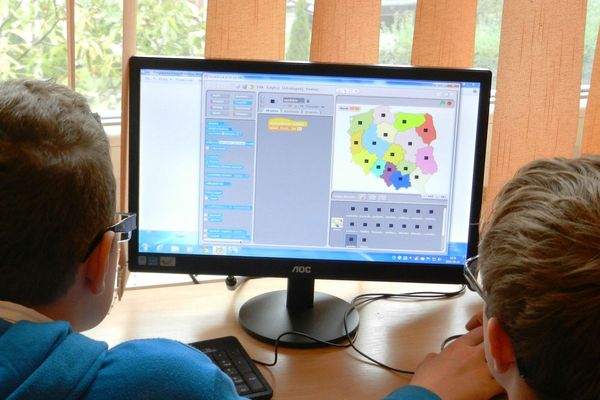 Depuis le 16 mars, les élèves doivent suivre l'école à la maison.