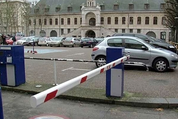 Ces parkings à bas coûts sont censés inciter les Rouennais à prendre les transports en commun pour faire leurs achats de Noêl.