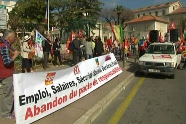 Manifestations partout en France (ici à Draguignan) dans la rue à l'appel de quatre syndicats - CGT, FO, FSU, Solidaires - pour demander le retrait du pacte de responsabilité, rebaptisé "plan Hollande-Gattaz".
