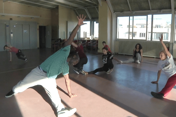 Madelys appartient au groupe des filles du samedi. Elle est enchantée de danser avec Abdou N’gom