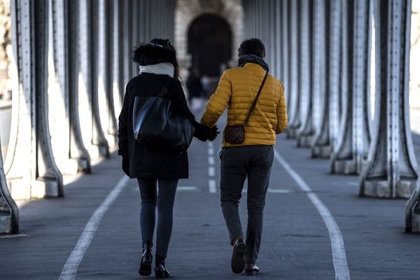 Un couple marche sur le pont de Bir Hakeim à Paris le jour de la Saint Valentin (illustration)