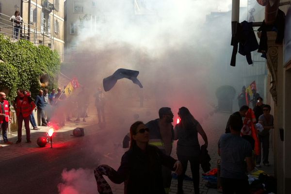 Action des cheminots en colère devant la permanence de la députée Pascale Boyer à Gap.