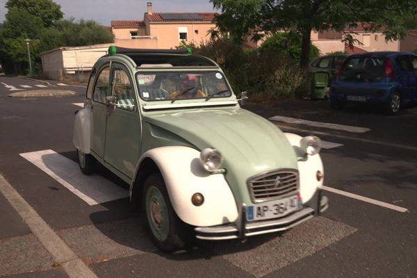 À Lodève, une "deudeuche" arpente les rues pour prendre à son bord les habitants qui patissent d'un manque de moyens de mobilité et des soucis de stationnement dans cette ville d'environ 7 500 habitants.