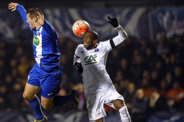 Christophe Gourmelon (US Concarneau) face à Anele Calvin Ngcongca (Troyes)