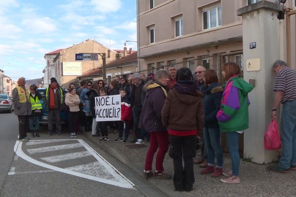 Les manifestants devant la gendarmerie de Lavelanet