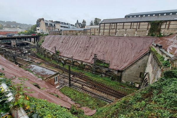 Les talus de la gare de Rouen ont été bachés pour éviter des risques de disjonction électrique, octobre 2024.