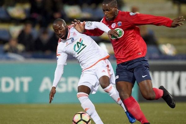 Le défenseur lorientais Erwin Koffi (en blanc) opposé à l'attaquant de Châteauroux Oumare Tounkara lors du match de Coupe de France à Châteauroux