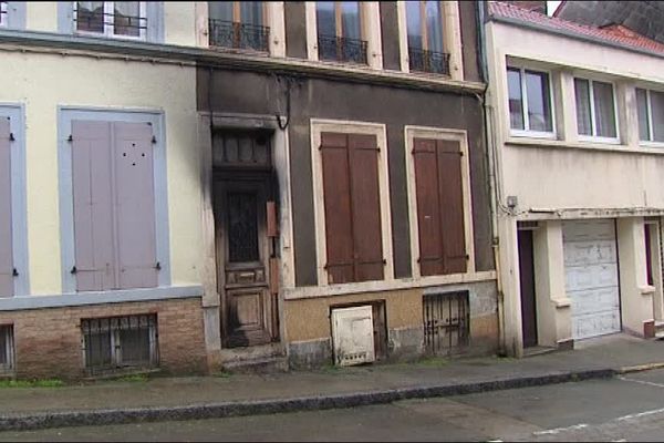 Les traces de l'incendie sont visibles sur la façade du bâtiment.