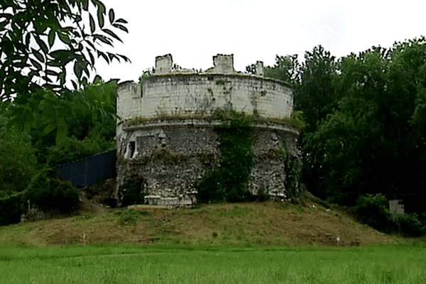 La tour forteresse serait l'oeuvre de Léonard de Vinci.