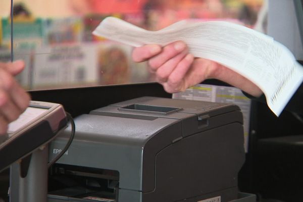 La fin du ticket de caisse était prévue au 1er janvier, puis repoussée au 1er avril. Finalement, pas avant août ou septembre...