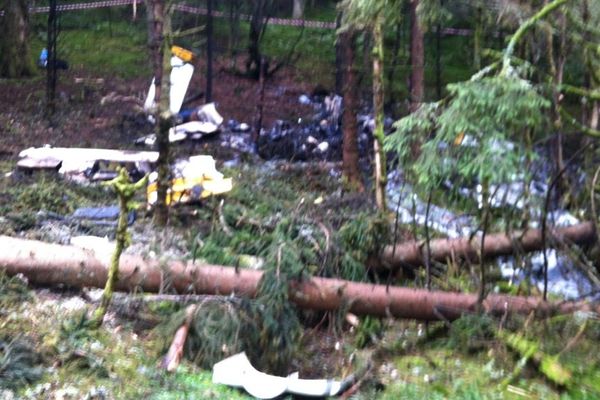 Les restes de l'avion après le crash dans les monts du Sancy en Auvergne.