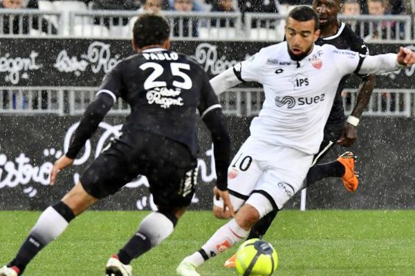 Le milieu offensif du DFCO, Naim Sliti, auteur d'un but sur penalty face aux Girondins de Bordeaux le 28 avril 2018