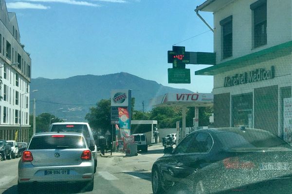 La Corse est placée en vigilance jaune canicule. Localement les températures peuvent atteindre les 40 °C. 