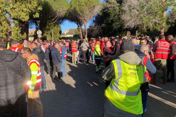 Plusieurs centaines de dockers du port de Fos-Marseille sont rassemblés devant la sous-préfecture d'Istres ce mercredi 7 février.