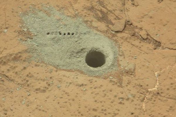 La ChemCam sonde en faisant des trous au laser dans la roche.