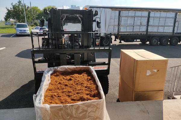 Dans ce camion immatriculé en Espagne, les douaniers ont découverts 14 tonnes de tabac manufacturé.