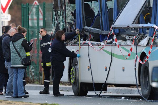 Les premières constatations des enquêteurs après l'accident de car survenu à Rochefort le 11 février 2016.