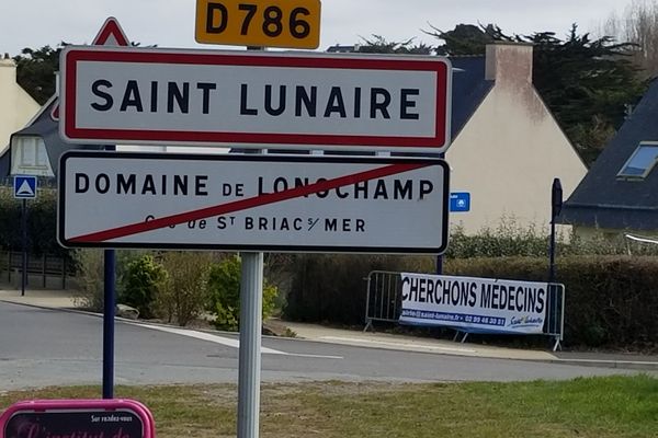 La commune a ressorti les banderoles pour les installer aux points stratégiques de Saint-Lunaire. Difficile de ne pas les voir !