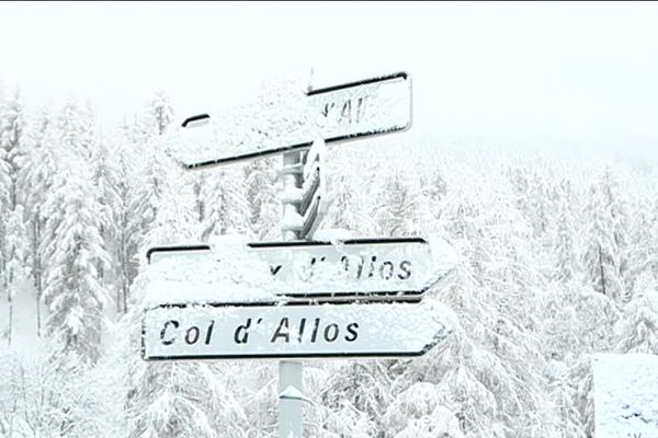 Le déclenchement préventif de l'avalanche pour sécuriser la route a eu lieu.