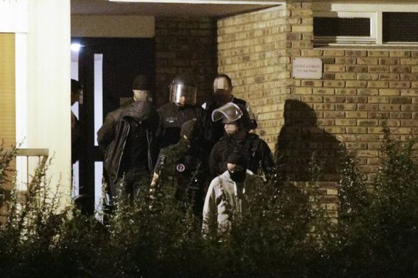 Les policiers au pied d'un immeuble de Boussy-Saint-Antoine, dans l'Essonne, le 8 septembre 2016.