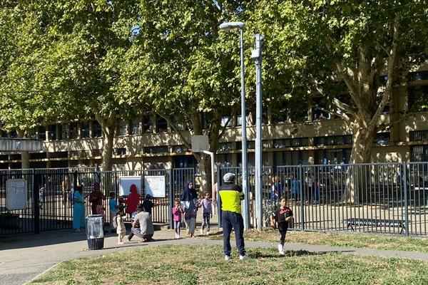 À la sortie de l'école André-Daste, les enfants retrouvent leurs parents en toute quiétude.