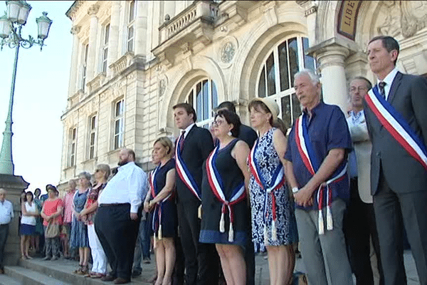 Minute de silence devant l'Hotel de Ville à Limoges.