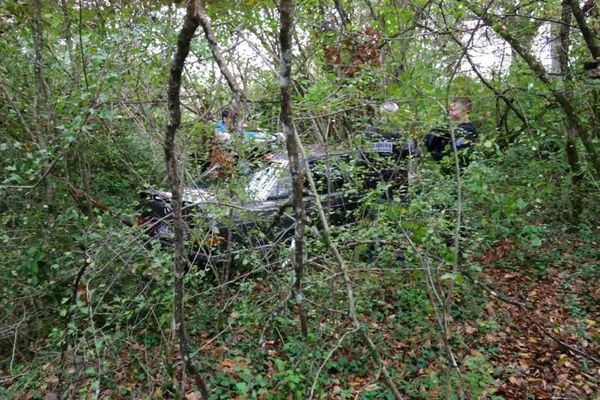 La voiture accidentée de ce vieux monsieur de 77 ans a été retrouvée miraculeusement par un promeneur dans un ravin      