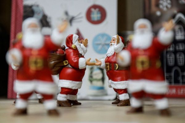 Des figurines du Père Noël. © AURORE MESENGE / AFP