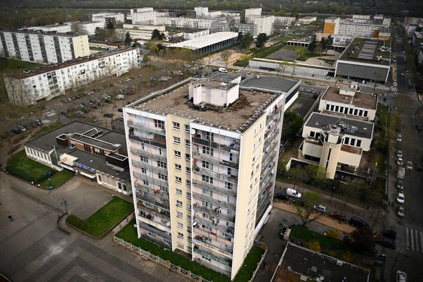 Le jeune homme traversait la cité du Val Fourré et a été touché par un tir de LBD à l'œil.