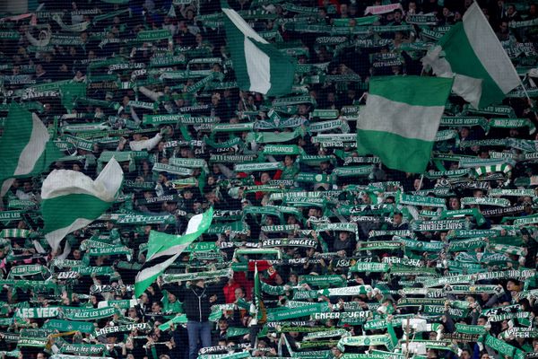 Que du vert dans les tribune du stade Geffroy Guichard à Saint-Etienne. Les 300 supporters du MHSC qui avaient fait le déplacement en car pour la 12 e journée de Ligue 1 ont été renvoyés chez eux à cause d'une bagarre qui a éclaté peu avant le match. L'affrontement avec les ultras stéphanois a fait 15 blessés dont 10 supporters et 4 policiers.