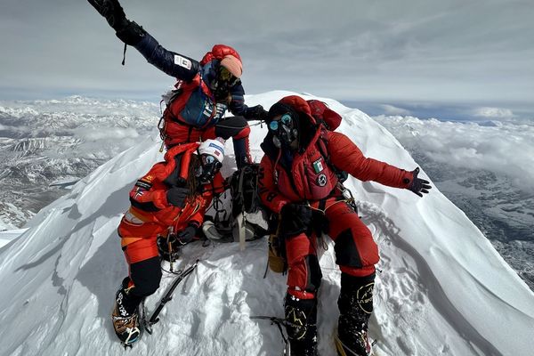 Sophie Lavaud (en haut à gauche) au sommet du Shishapangma avec les alpinistes Kristin Harila et Viridiana Alvarez, en avril 2023.