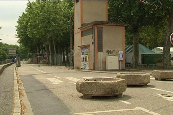 Des blocs de béton empêchent l'accès à la zone festivalière de Gannat. 