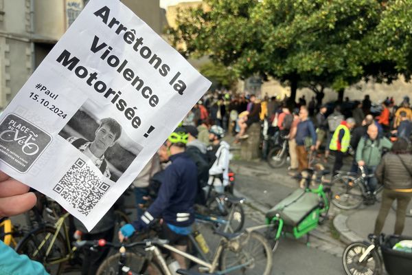 Environ 400 personnes se sont rassemblées vers l'hôtel de ville de Nantes.