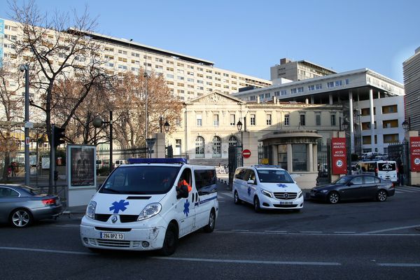 Une partie du faux plafond de la salle d'attente des urgences pédiatriques est tombée sur une petite fille et son papa