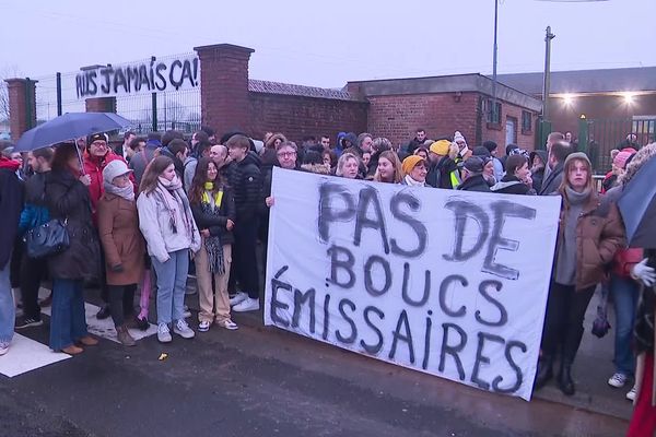 "Pas de boucs émissaires", brandissent des élèves de la cité scolaire Lavoisier à Auchel.