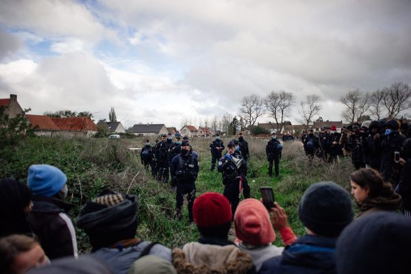 A Calais, exilés et militants associatifs venus s'opposer à une expulsion font face à la police - Photo d'illustration