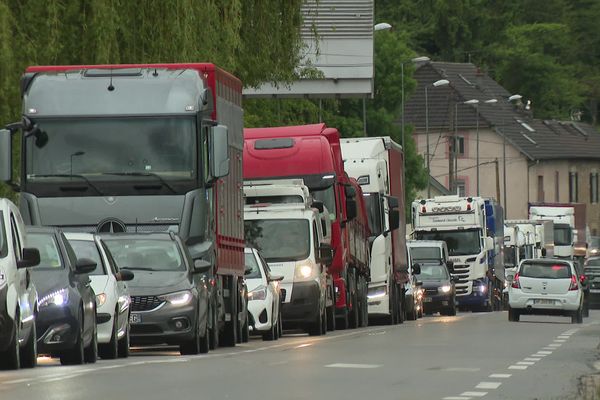 Beure, 8 heures le vendredi 21 mai 2021, les bouchons sont habituels